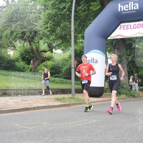 29.06.2025 - hella hamburg halbmarathon KatJ http://msf.ph/oto/8513526 29.06.2025 10:45:30 Zwischen KM18-KM19 1946, 1951, 2159, 4796, 7138 meine-sportfotos.de