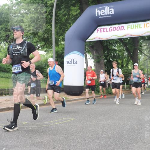 29.06.2025 - hella hamburg halbmarathon KatJ http://msf.ph/oto/8514009 29.06.2025 10:45:55 Zwischen KM18-KM19 1285, 2006, 5926, 6202 meine-sportfotos.de
