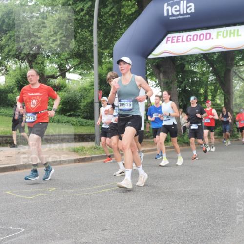 29.06.2025 - hella hamburg halbmarathon KatJ http://msf.ph/oto/8514039 29.06.2025 10:45:57 Zwischen KM18-KM19 1285, 2006, 2957 meine-sportfotos.de