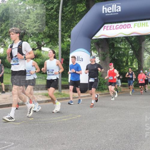 29.06.2025 - hella hamburg halbmarathon KatJ http://msf.ph/oto/8514051 29.06.2025 10:45:58 Zwischen KM18-KM19 1285, 2006, 2957 meine-sportfotos.de