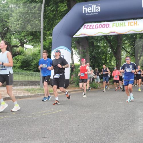 29.06.2025 - hella hamburg halbmarathon KatJ http://msf.ph/oto/8514071 29.06.2025 10:45:59 Zwischen KM18-KM19 1285, 2006, 2957, 7259 meine-sportfotos.de