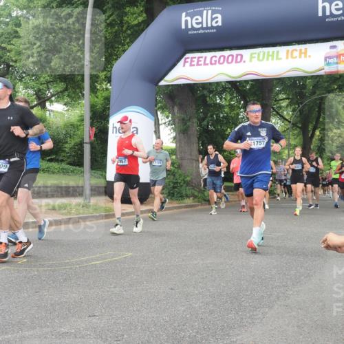 29.06.2025 - hella hamburg halbmarathon KatJ http://msf.ph/oto/8514099 29.06.2025 10:45:59 Zwischen KM18-KM19 1285, 2006, 2957, 7259 meine-sportfotos.de