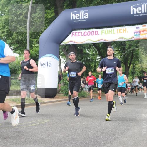 29.06.2025 - hella hamburg halbmarathon KatJ http://msf.ph/oto/8515138 29.06.2025 10:46:39 Zwischen KM18-KM19 1019, 1544, 2426, 2730, 4238, 6033, 6087, 6754 meine-sportfotos.de