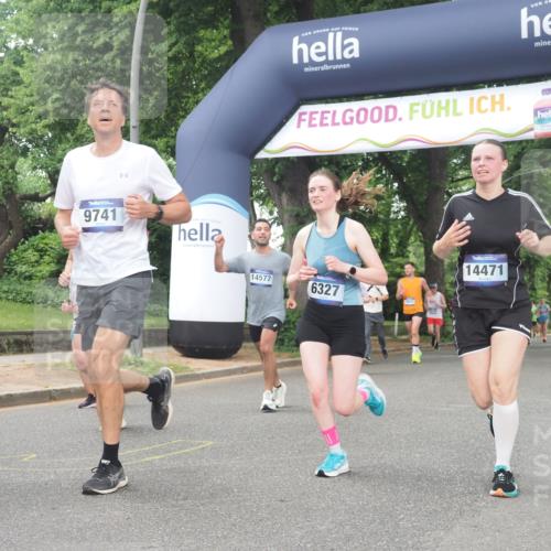 29.06.2025 - hella hamburg halbmarathon KatJ http://msf.ph/oto/8515390 29.06.2025 10:46:46 Zwischen KM18-KM19 2426, 3780, 6327 meine-sportfotos.de