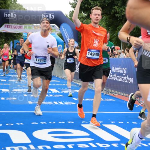 29.06.2025 - hella hamburg halbmarathon Strokosch-Dieckow http://msf.ph/oto/8517123 29.06.2025 10:55:05 Ziel 1549, 1628, 2119, 2448, 2884, 3041, 3652, 3791, 3945, 4249, 4616, 4903, 4938, 5020, 6355, 6433, 8691, 8698, 9060, 9361, 9380, 10191, 10192, 10582, 11333, 11747, 11976, 12248, 12961, 13297, 14750, 14834, 14948, 15126, 15854, 15879, 16108, 16630, 17803, 17842, 18031, 18181, 18966 meine-sportfotos.de