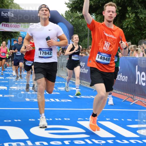 29.06.2025 - hella hamburg halbmarathon Strokosch-Dieckow http://msf.ph/oto/8517145 29.06.2025 10:55:05 Ziel 1549, 1628, 2119, 2448, 2884, 3041, 3652, 3791, 3945, 4249, 4616, 4903, 4938, 5020, 6355, 6433, 8691, 8698, 9060, 9361, 9380, 10191, 10192, 10582, 11333, 11747, 11976, 12248, 12961, 13297, 14750, 14834, 14948, 15126, 15854, 15879, 16108, 16630, 17803, 17842, 18031, 18181, 18966 meine-sportfotos.de