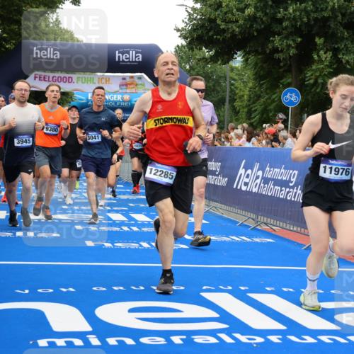 29.06.2025 - hella hamburg halbmarathon Strokosch-Dieckow http://msf.ph/oto/8517193 29.06.2025 10:55:06 Ziel 1549, 1628, 2119, 2448, 2884, 3041, 3791, 3945, 4249, 4616, 4903, 4938, 6355, 8691, 8973, 9060, 9361, 9380, 10188, 10191, 10192, 10582, 11333, 11747, 11976, 12248, 12961, 13297, 14750, 14834, 14948, 15126, 15854, 15879, 16108, 16630, 17803, 17842, 18031, 18966 meine-sportfotos.de