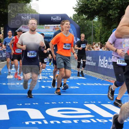 29.06.2025 - hella hamburg halbmarathon Strokosch-Dieckow http://msf.ph/oto/8517241 29.06.2025 10:55:07 Ziel 1549, 1628, 2119, 2448, 2884, 3041, 3791, 3945, 4249, 4903, 4938, 6355, 6891, 8691, 8973, 9060, 9361, 9380, 10188, 10191, 10192, 10582, 11333, 11747, 11976, 12248, 12961, 13297, 14750, 14834, 14948, 15126, 15854, 15879, 16108, 16521, 16630, 17803, 17842, 18031, 18966 meine-sportfotos.de