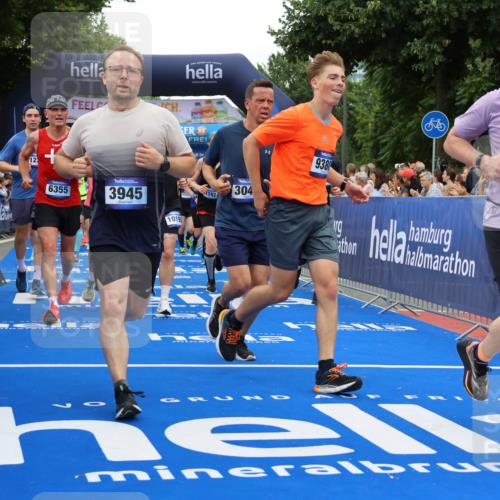 29.06.2025 - hella hamburg halbmarathon Strokosch-Dieckow http://msf.ph/oto/8517255 29.06.2025 10:55:07 Ziel 1549, 1628, 2119, 2448, 2884, 3041, 3791, 3945, 4249, 4903, 4938, 6355, 6891, 8691, 8973, 9060, 9361, 9380, 10188, 10191, 10192, 10582, 11333, 11747, 11976, 12248, 12961, 13297, 14750, 14834, 14948, 15126, 15854, 15879, 16108, 16521, 16630, 17803, 17842, 18031, 18966 meine-sportfotos.de