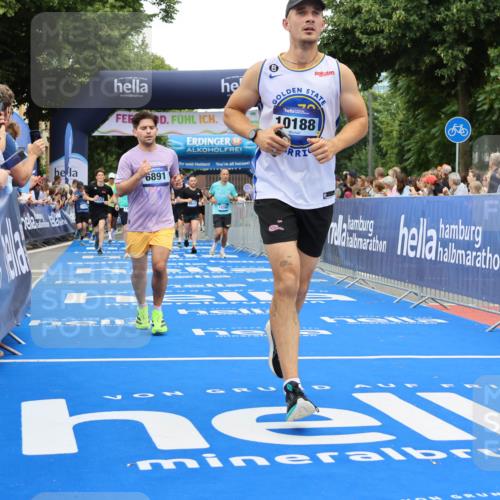 29.06.2025 - hella hamburg halbmarathon Strokosch-Dieckow http://msf.ph/oto/8517359 29.06.2025 10:55:14 Ziel 1549, 1628, 2119, 2448, 3041, 3945, 4189, 4903, 5643, 6355, 6723, 6891, 8487, 8973, 9361, 10188, 10191, 10192, 10263, 10582, 11184, 11747, 12248, 12526, 12961, 13236, 13470, 14834, 15854, 16108, 16521, 16985, 18031, 18290, 18380, 18531, 18966 meine-sportfotos.de