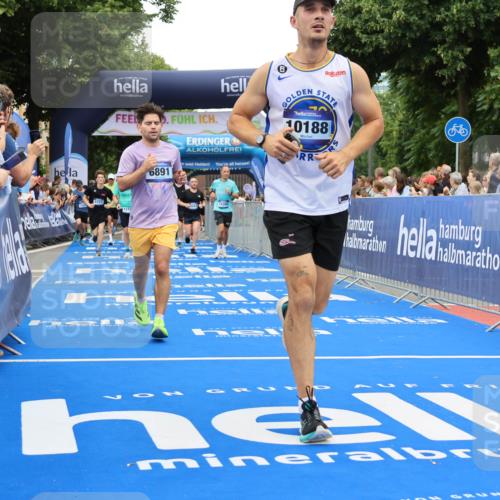 29.06.2025 - hella hamburg halbmarathon Strokosch-Dieckow http://msf.ph/oto/8517366 29.06.2025 10:55:14 Ziel 1549, 1628, 2119, 2448, 3041, 3945, 4189, 4903, 5643, 6355, 6723, 6891, 8487, 8973, 9361, 10188, 10191, 10192, 10263, 10582, 11184, 11747, 12248, 12526, 12961, 13236, 13470, 14834, 15854, 16108, 16521, 16985, 18031, 18290, 18380, 18531, 18966 meine-sportfotos.de