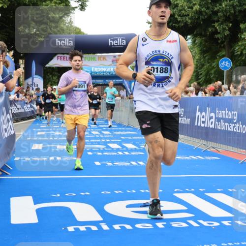 29.06.2025 - hella hamburg halbmarathon Strokosch-Dieckow http://msf.ph/oto/8517371 29.06.2025 10:55:14 Ziel 1549, 1628, 2119, 2448, 3041, 3945, 4189, 4903, 5643, 6355, 6723, 6891, 8487, 8973, 9361, 10188, 10191, 10192, 10263, 10582, 11184, 11747, 12248, 12526, 12961, 13236, 13470, 14834, 15854, 16108, 16521, 16985, 18031, 18290, 18380, 18531, 18966 meine-sportfotos.de