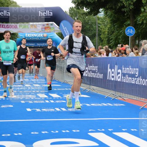 29.06.2025 - hella hamburg halbmarathon Strokosch-Dieckow http://msf.ph/oto/8517418 29.06.2025 10:55:17 Ziel 1130, 1549, 1628, 2119, 4189, 4903, 5287, 5643, 6723, 6891, 6938, 8487, 8973, 10188, 10263, 10582, 11184, 12526, 13236, 13470, 14834, 15854, 16521, 16985, 17603, 17940, 18031, 18290, 18380, 18531, 18966 meine-sportfotos.de