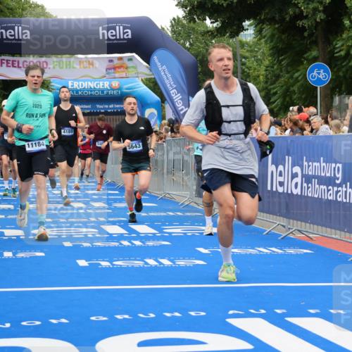 29.06.2025 - hella hamburg halbmarathon Strokosch-Dieckow http://msf.ph/oto/8517440 29.06.2025 10:55:17 Ziel 1130, 1549, 1628, 2119, 4189, 4903, 5287, 5643, 6723, 6891, 6938, 8487, 8973, 10188, 10263, 10582, 11184, 12526, 13236, 13470, 14834, 15854, 16521, 16985, 17603, 17940, 18031, 18290, 18380, 18531, 18966 meine-sportfotos.de