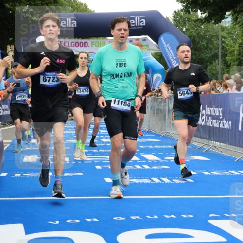 29.06.2025 - hella hamburg halbmarathon Strokosch-Dieckow http://msf.ph/oto/8517471 29.06.2025 10:55:18 Ziel 1130, 2771, 4189, 4903, 5287, 5643, 6723, 6891, 6938, 8487, 8973, 10188, 10263, 10582, 11184, 12526, 13234, 13236, 13470, 15854, 16521, 16985, 17603, 17940, 18031, 18290, 18380, 18531, 18966 meine-sportfotos.de