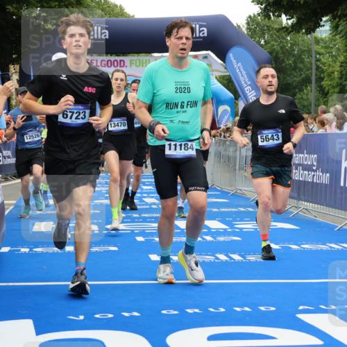 29.06.2025 - hella hamburg halbmarathon Strokosch-Dieckow http://msf.ph/oto/8517480 29.06.2025 10:55:18 Ziel 1130, 2771, 4189, 4903, 5287, 5643, 6723, 6891, 6938, 8487, 8973, 10188, 10263, 10582, 11184, 12526, 13234, 13236, 13470, 15854, 16521, 16985, 17603, 17940, 18031, 18290, 18380, 18531, 18966 meine-sportfotos.de