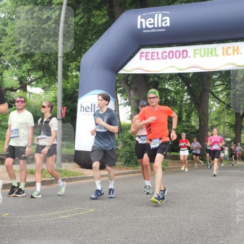 29.06.2025 - hella hamburg halbmarathon KatJ http://msf.ph/oto/8517494 29.06.2025 10:48:04 Zwischen KM18-KM19 3400, 6708, 7049 meine-sportfotos.de