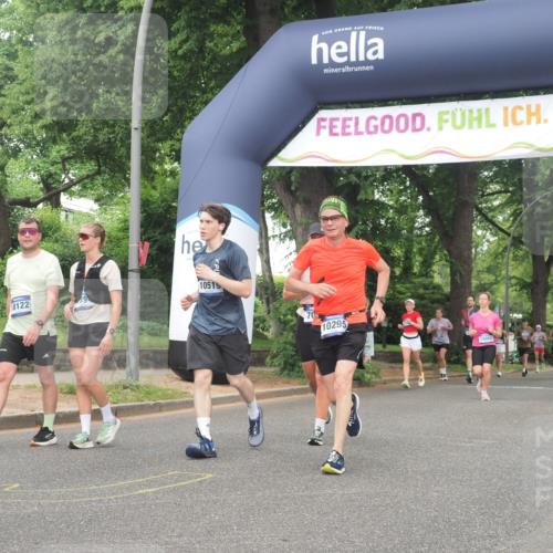 29.06.2025 - hella hamburg halbmarathon KatJ http://msf.ph/oto/8517499 29.06.2025 10:48:04 Zwischen KM18-KM19 3400, 6708, 7049 meine-sportfotos.de