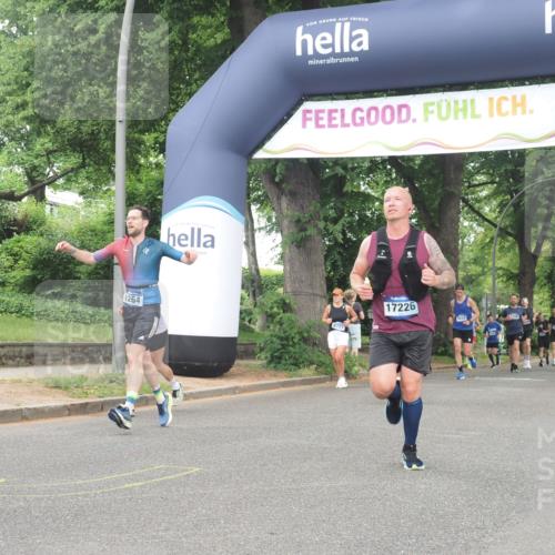 29.06.2025 - hella hamburg halbmarathon KatJ http://msf.ph/oto/8517584 29.06.2025 10:48:09 Zwischen KM18-KM19 1264, 7049, 8721 meine-sportfotos.de