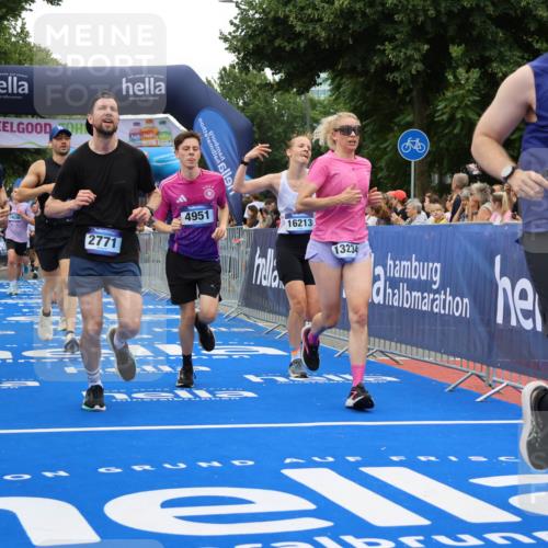 29.06.2025 - hella hamburg halbmarathon Strokosch-Dieckow http://msf.ph/oto/8517592 29.06.2025 10:55:25 Ziel 1130, 2252, 2771, 4189, 4951, 5287, 5319, 5643, 6591, 6938, 8487, 11184, 11554, 12526, 12544, 12584, 13234, 13236, 13267, 13470, 14036, 14592, 16213, 16334, 16609, 16985, 17603, 17940, 18290, 18380, 18531 meine-sportfotos.de
