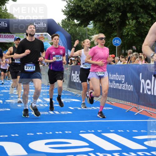 29.06.2025 - hella hamburg halbmarathon Strokosch-Dieckow http://msf.ph/oto/8517596 29.06.2025 10:55:25 Ziel 1130, 2252, 2771, 4189, 4951, 5287, 5319, 5643, 6591, 6938, 8487, 11184, 11554, 12526, 12544, 12584, 13234, 13236, 13267, 13470, 14036, 14592, 16213, 16334, 16609, 16985, 17603, 17940, 18290, 18380, 18531 meine-sportfotos.de