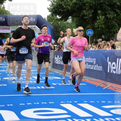 29.06.2025 - hella hamburg halbmarathon Strokosch-Dieckow http://msf.ph/oto/8517601 29.06.2025 10:55:25 Ziel 1130, 2252, 2771, 4189, 4951, 5287, 5319, 5643, 6591, 6938, 8487, 11184, 11554, 12526, 12544, 12584, 13234, 13236, 13267, 13470, 14036, 14592, 16213, 16334, 16609, 16985, 17603, 17940, 18290, 18380, 18531 meine-sportfotos.de