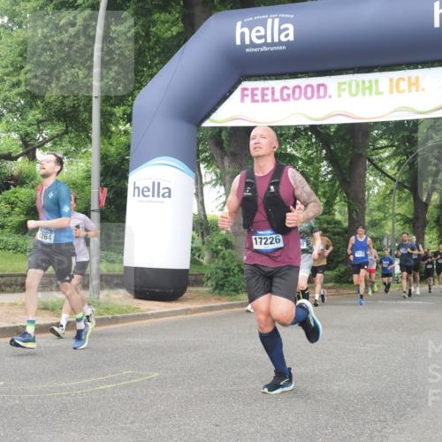 29.06.2025 - hella hamburg halbmarathon KatJ http://msf.ph/oto/8517602 29.06.2025 10:48:09 Zwischen KM18-KM19 1264, 7049, 8721 meine-sportfotos.de