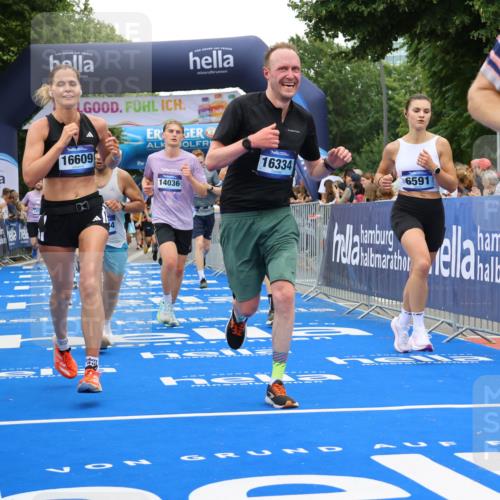 29.06.2025 - hella hamburg halbmarathon Strokosch-Dieckow http://msf.ph/oto/8517721 29.06.2025 10:55:29 Ziel 1130, 2252, 2771, 2982, 3037, 4951, 5287, 5319, 6591, 6938, 8573, 11554, 11568, 12196, 12544, 12584, 13234, 13267, 14036, 14592, 16110, 16213, 16334, 16609, 17603, 17615, 17940 meine-sportfotos.de