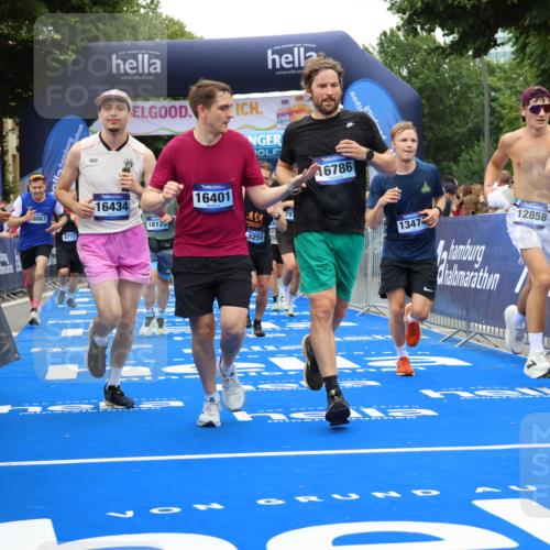 29.06.2025 - hella hamburg halbmarathon Strokosch-Dieckow http://msf.ph/oto/8518162 29.06.2025 10:55:47 Ziel 1143, 1179, 1834, 2612, 3256, 3668, 4772, 5021, 6569, 6924, 7221, 7976, 8255, 8618, 8968, 9246, 10212, 12483, 12858, 13474, 14365, 14909, 16401, 16434, 16786, 18125, 18190, 18867, 19047 meine-sportfotos.de
