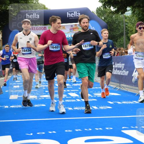29.06.2025 - hella hamburg halbmarathon Strokosch-Dieckow http://msf.ph/oto/8518172 29.06.2025 10:55:47 Ziel 1143, 1179, 1834, 2612, 3256, 3668, 4772, 5021, 6569, 6924, 7221, 7976, 8255, 8618, 8968, 9246, 10212, 12483, 12858, 13474, 14365, 14909, 16401, 16434, 16786, 18125, 18190, 18867, 19047 meine-sportfotos.de