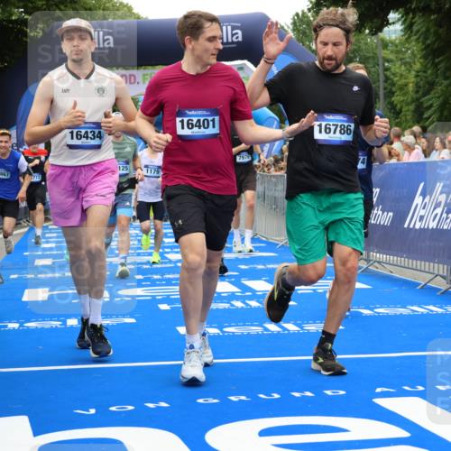 29.06.2025 - hella hamburg halbmarathon Strokosch-Dieckow http://msf.ph/oto/8518210 29.06.2025 10:55:48 Ziel 1179, 1834, 2612, 3256, 3668, 4772, 5021, 6569, 6924, 7147, 7221, 7976, 8255, 8968, 9246, 10084, 10212, 12483, 12858, 13474, 14365, 15884, 16401, 16434, 16786, 18125, 18190, 18867, 19047 meine-sportfotos.de