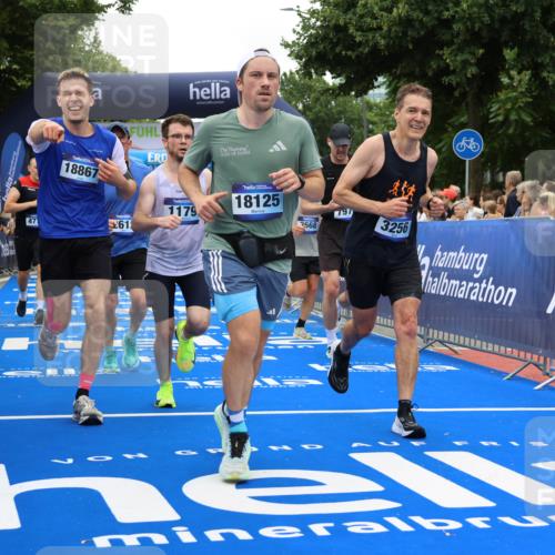 29.06.2025 - hella hamburg halbmarathon Strokosch-Dieckow http://msf.ph/oto/8518222 29.06.2025 10:55:50 Ziel 1179, 2612, 3256, 3668, 4772, 5021, 6569, 7147, 7221, 7976, 8968, 9246, 10084, 12858, 13474, 14365, 15868, 15884, 16401, 16434, 16786, 18125, 18867, 19047 meine-sportfotos.de