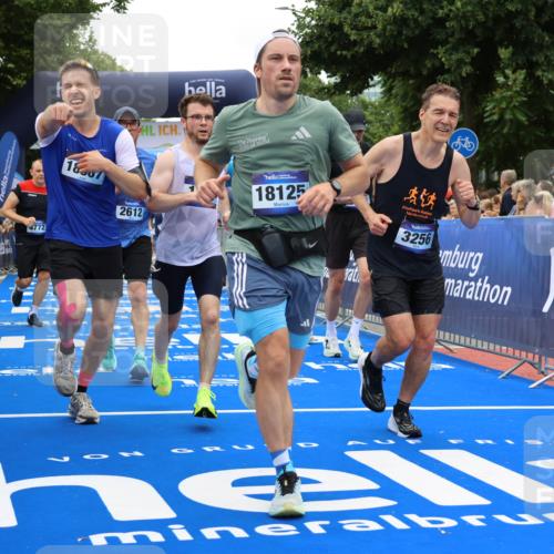 29.06.2025 - hella hamburg halbmarathon Strokosch-Dieckow http://msf.ph/oto/8518235 29.06.2025 10:55:50 Ziel 1179, 2612, 3256, 3668, 4772, 5021, 6569, 7147, 7221, 7976, 8968, 9246, 10084, 12858, 13474, 14365, 15868, 15884, 16401, 16434, 16786, 18125, 18867, 19047 meine-sportfotos.de