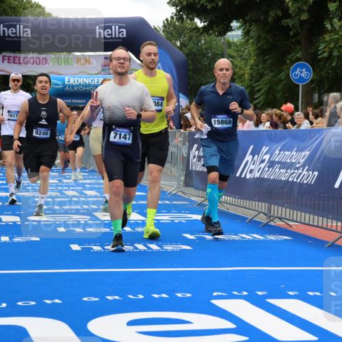 29.06.2025 - hella hamburg halbmarathon Strokosch-Dieckow http://msf.ph/oto/8518351 29.06.2025 10:55:55 Ziel 1179, 1180, 2612, 3042, 3256, 3668, 4772, 7147, 7976, 8968, 9246, 10084, 13474, 14867, 15184, 15868, 15884, 16176, 18125, 18867 meine-sportfotos.de