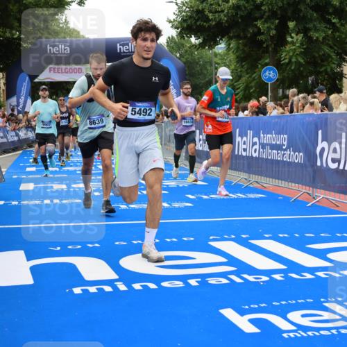 29.06.2025 - hella hamburg halbmarathon Strokosch-Dieckow http://msf.ph/oto/8518458 29.06.2025 10:56:10 Ziel 1193, 3058, 4594, 4813, 5465, 5492, 5570, 7547, 7594, 8330, 8639, 9903, 9907, 10789, 12348, 12545, 14363, 15484, 16113, 16634, 17468, 17640, 17642, 18212, 19152 meine-sportfotos.de