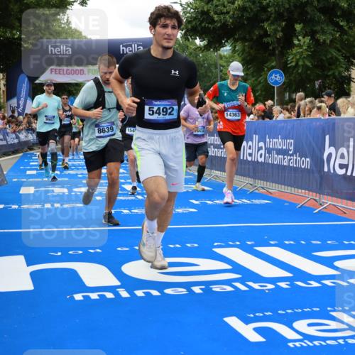 29.06.2025 - hella hamburg halbmarathon Strokosch-Dieckow http://msf.ph/oto/8518473 29.06.2025 10:56:10 Ziel 1193, 3058, 4594, 4813, 5465, 5492, 5570, 7547, 7594, 8330, 8639, 9903, 9907, 10789, 12348, 12545, 14363, 15484, 16113, 16634, 17468, 17640, 17642, 18212, 19152 meine-sportfotos.de
