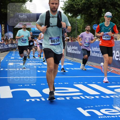 29.06.2025 - hella hamburg halbmarathon Strokosch-Dieckow http://msf.ph/oto/8518505 29.06.2025 10:56:11 Ziel 1193, 4594, 4813, 5465, 5492, 5570, 7547, 7594, 8330, 8639, 9903, 9907, 10789, 12348, 12545, 14363, 15484, 16113, 16634, 17468, 17640, 17642, 18741, 19152 meine-sportfotos.de