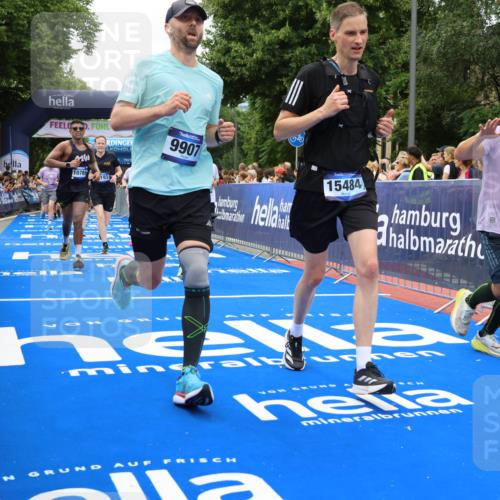 29.06.2025 - hella hamburg halbmarathon Strokosch-Dieckow http://msf.ph/oto/8518532 29.06.2025 10:56:13 Ziel 1193, 4594, 4813, 5465, 5492, 5570, 7547, 8330, 8639, 9903, 9907, 10789, 11309, 12348, 12545, 14363, 15300, 15484, 16113, 16375, 16634, 17468, 17642, 18117, 18495, 18652, 18741, 19152 meine-sportfotos.de