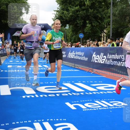 29.06.2025 - hella hamburg halbmarathon Strokosch-Dieckow http://msf.ph/oto/8518585 29.06.2025 10:56:16 Ziel 1193, 3048, 4029, 5465, 5672, 7547, 8639, 9622, 9903, 9907, 10789, 11231, 11309, 12348, 14363, 15300, 15484, 16113, 16375, 16634, 17468, 18117, 18495, 18652, 18741, 19152 meine-sportfotos.de