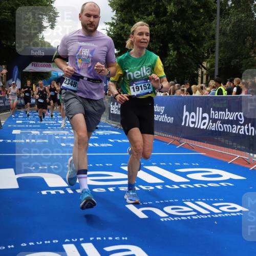 29.06.2025 - hella hamburg halbmarathon Strokosch-Dieckow http://msf.ph/oto/8518610 29.06.2025 10:56:16 Ziel 1193, 3048, 4029, 5465, 5672, 7547, 8639, 9622, 9903, 9907, 10789, 11231, 11309, 12348, 14363, 15300, 15484, 16113, 16375, 16634, 17468, 18117, 18495, 18652, 18741, 19152 meine-sportfotos.de