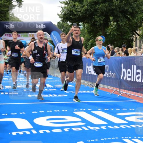 29.06.2025 - hella hamburg halbmarathon Strokosch-Dieckow http://msf.ph/oto/8518667 29.06.2025 10:56:19 Ziel 1193, 3048, 4029, 5465, 5672, 7547, 7742, 8863, 9622, 9903, 10665, 10789, 11231, 11309, 12348, 15300, 15484, 15818, 16113, 16375, 16634, 17468, 18117, 18495, 18652, 18741, 19152 meine-sportfotos.de
