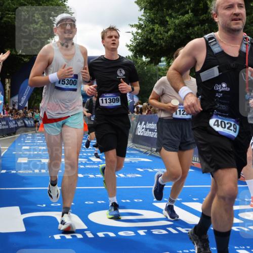 29.06.2025 - hella hamburg halbmarathon Strokosch-Dieckow http://msf.ph/oto/8518708 29.06.2025 10:56:21 Ziel 1193, 3048, 4029, 5465, 5672, 6399, 7547, 7742, 8863, 9622, 9903, 10665, 10789, 11231, 11309, 12348, 15300, 15818, 16257, 16375, 17734, 18117, 18495, 18652, 18741, 19152 meine-sportfotos.de
