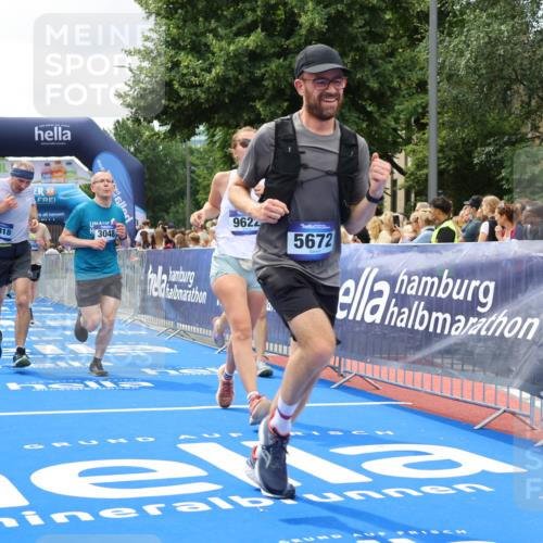 29.06.2025 - hella hamburg halbmarathon Strokosch-Dieckow http://msf.ph/oto/8518745 29.06.2025 10:56:23 Ziel 1583, 3048, 4029, 5672, 6399, 7547, 7742, 8863, 9622, 10665, 11231, 11309, 15300, 15407, 15818, 16257, 16261, 16375, 17268, 17734, 18117, 18495, 18652, 18741, 18746, 18835 meine-sportfotos.de