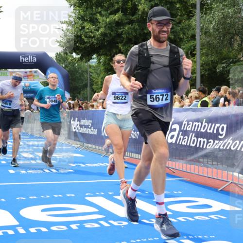 29.06.2025 - hella hamburg halbmarathon Strokosch-Dieckow http://msf.ph/oto/8518753 29.06.2025 10:56:23 Ziel 1583, 3048, 4029, 5672, 6399, 7547, 7742, 8863, 9622, 10665, 11231, 11309, 15300, 15407, 15818, 16257, 16261, 16375, 17268, 17734, 18117, 18495, 18652, 18741, 18746, 18835 meine-sportfotos.de