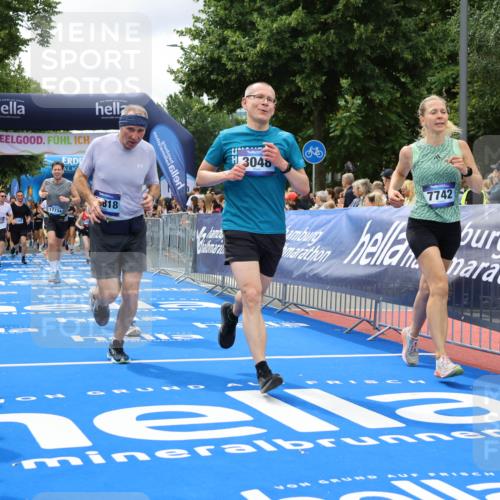 29.06.2025 - hella hamburg halbmarathon Strokosch-Dieckow http://msf.ph/oto/8518781 29.06.2025 10:56:24 Ziel 1583, 3048, 4029, 5672, 5744, 6399, 7547, 7742, 8863, 9622, 10093, 10665, 11231, 11309, 15300, 15407, 15818, 16257, 16261, 16375, 17268, 17734, 18117, 18495, 18652, 18741, 18746, 18835 meine-sportfotos.de