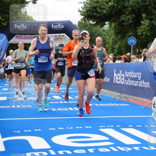 29.06.2025 - hella hamburg halbmarathon Strokosch-Dieckow http://msf.ph/oto/8519077 29.06.2025 10:56:35 Ziel 1583, 2083, 3413, 4152, 5721, 5744, 6399, 6416, 6759, 7037, 7646, 8311, 8542, 8652, 8744, 9488, 9562, 10093, 11083, 11870, 12509, 13863, 15145, 15407, 15712, 16043, 16121, 16257, 16261, 17259, 17268, 18340, 18746, 18835, 18899, 19120 meine-sportfotos.de