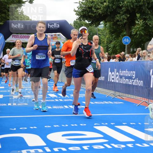 29.06.2025 - hella hamburg halbmarathon Strokosch-Dieckow http://msf.ph/oto/8519083 29.06.2025 10:56:36 Ziel 1583, 2083, 3413, 4152, 5721, 5744, 6416, 6759, 7037, 7646, 8311, 8542, 8652, 8744, 8996, 9488, 9562, 10093, 11083, 11870, 12509, 13863, 14369, 15134, 15145, 15407, 15712, 16043, 16121, 16261, 17259, 17268, 18340, 18634, 18746, 18835, 18899, 19120 meine-sportfotos.de