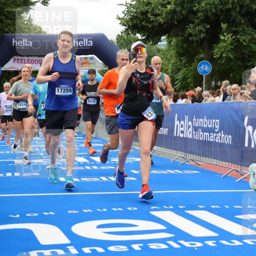 29.06.2025 - hella hamburg halbmarathon Strokosch-Dieckow http://msf.ph/oto/8519091 29.06.2025 10:56:36 Ziel 1583, 2083, 3413, 4152, 5721, 5744, 6416, 6759, 7037, 7646, 8311, 8542, 8652, 8744, 8996, 9488, 9562, 10093, 11083, 11870, 12509, 13863, 14369, 15134, 15145, 15407, 15712, 16043, 16121, 16261, 17259, 17268, 18340, 18634, 18746, 18835, 18899, 19120 meine-sportfotos.de