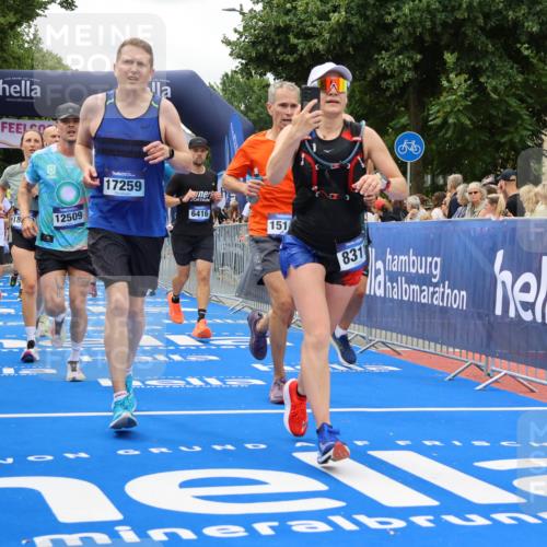 29.06.2025 - hella hamburg halbmarathon Strokosch-Dieckow http://msf.ph/oto/8519123 29.06.2025 10:56:36 Ziel 1583, 2083, 3413, 4152, 5721, 5744, 6416, 6759, 7037, 7646, 8311, 8542, 8652, 8744, 8996, 9488, 9562, 10093, 11083, 11870, 12509, 13863, 14369, 15134, 15145, 15407, 15712, 16043, 16121, 16261, 17259, 17268, 18340, 18634, 18746, 18835, 18899, 19120 meine-sportfotos.de