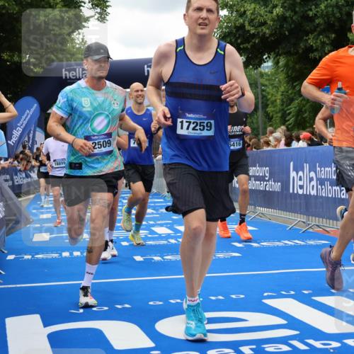 29.06.2025 - hella hamburg halbmarathon Strokosch-Dieckow http://msf.ph/oto/8519130 29.06.2025 10:56:37 Ziel 1583, 2083, 3413, 4152, 5721, 5744, 6416, 6759, 7037, 7646, 8311, 8542, 8652, 8744, 8996, 9488, 9562, 10093, 11083, 11870, 12509, 13863, 14369, 15134, 15145, 15431, 15712, 16043, 16121, 17259, 18340, 18634, 18746, 18835, 18899, 19120 meine-sportfotos.de